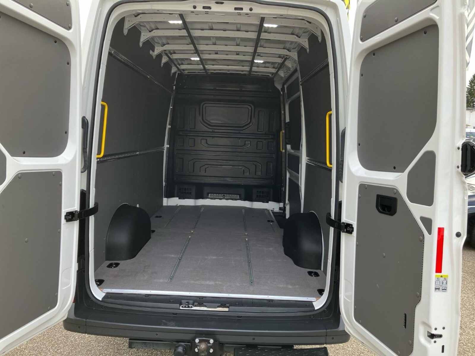 Volkswagen Crafter Kasten mittlerer Radstand – Bild 8