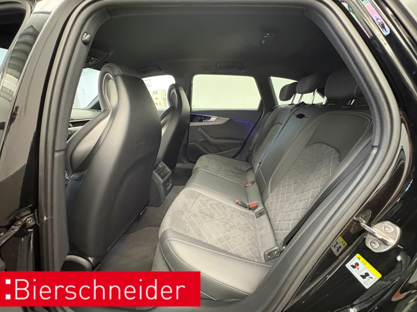 Bild über Audi RS 4 Avant TFSI quattro tiptronic - für weitere Informationen kontaktieren Sie den Audi Partner