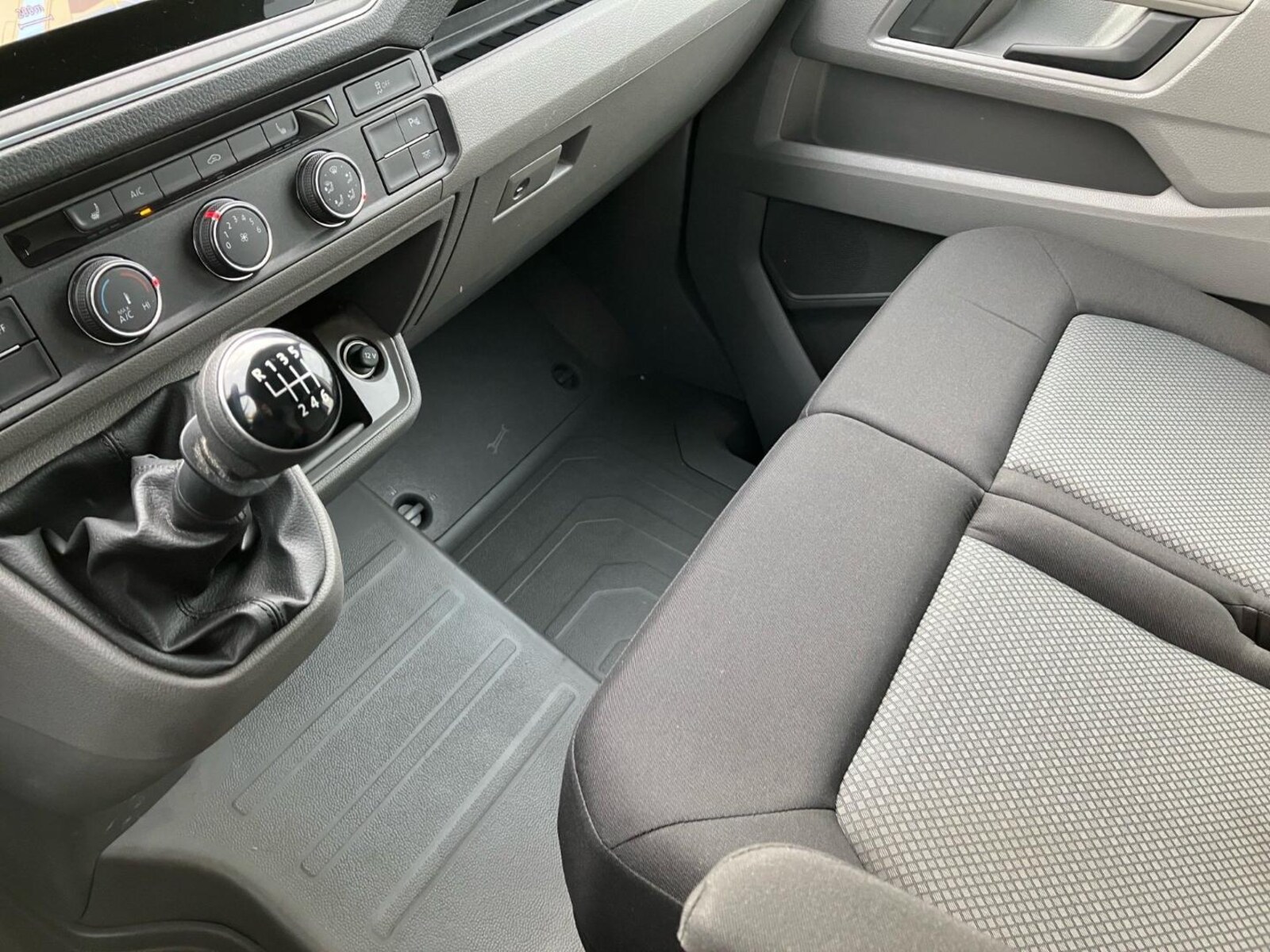 Volkswagen Crafter Kasten mittlerer Radstand – Bild 14
