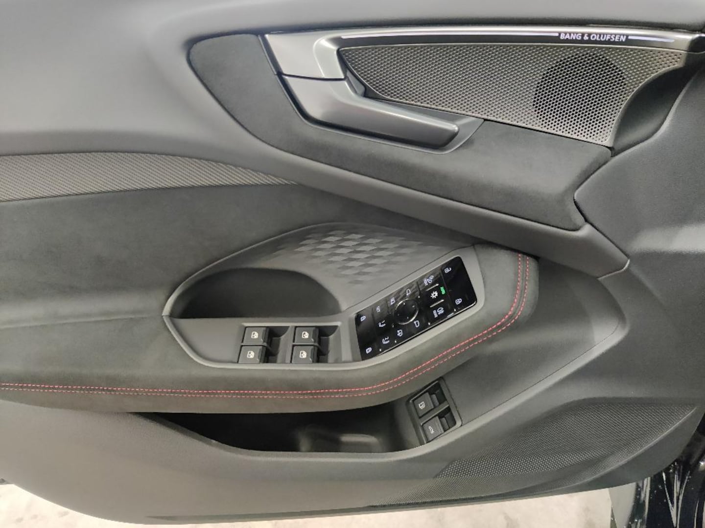 Bild über Audi RS 5 Limousine TFSI quattro 470 kW tiptronic - für weitere Informationen kontaktieren Sie den Audi Partner