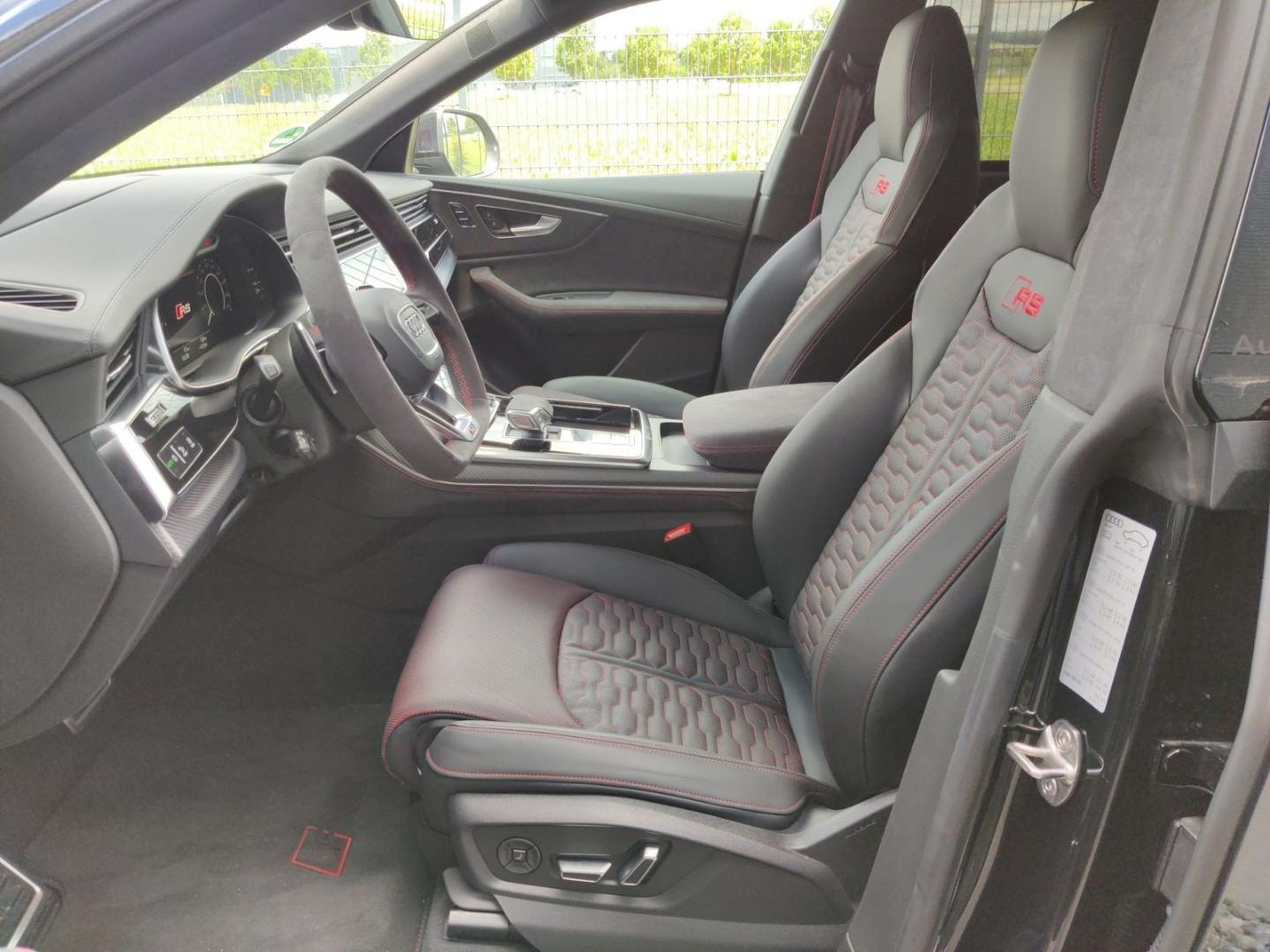 Bild über Audi RS Q8 SUV performance quattro tiptronic - für weitere Informationen kontaktieren Sie den Audi Partner
