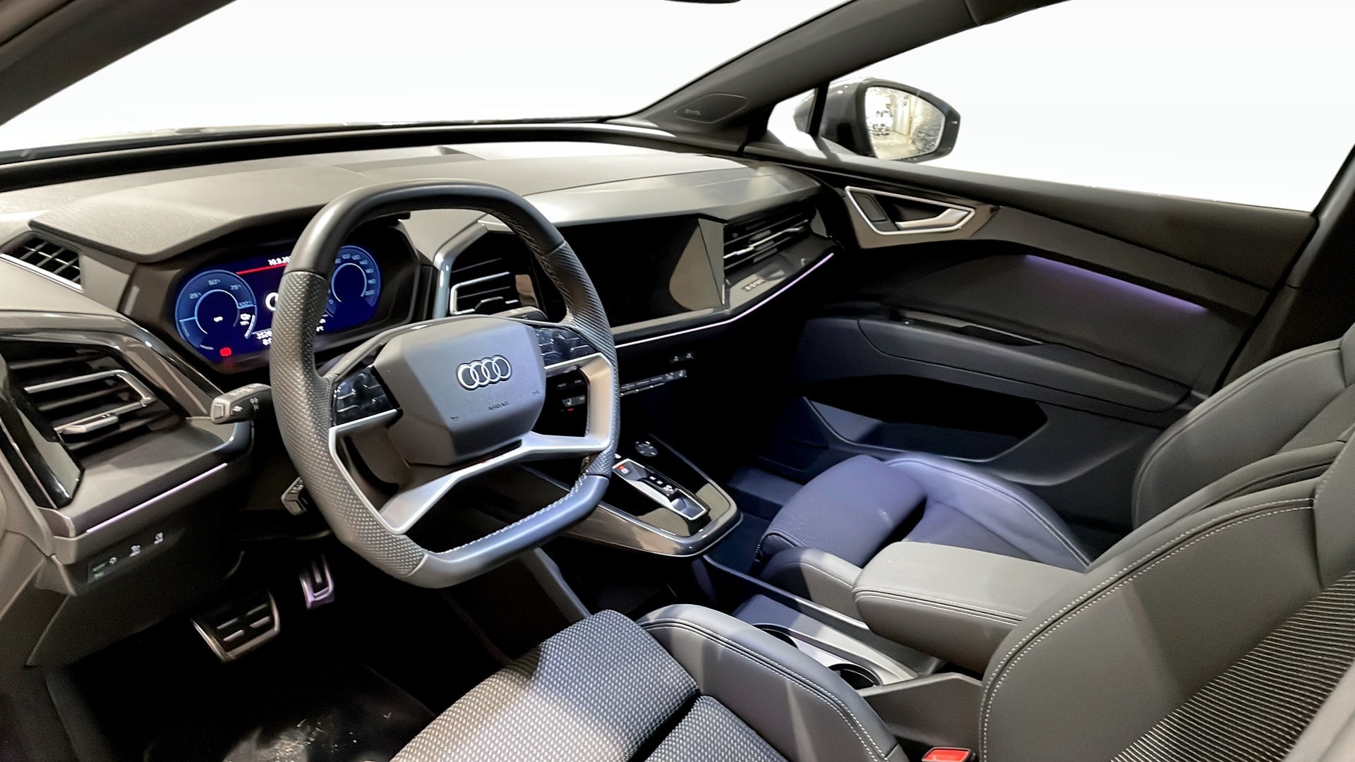 Bild som visar Audi Q4 Sportback e-tron Q4 Sportback 55 e-tron quattro S line 250,00 kW - för mer information kontakta din Audi Partner