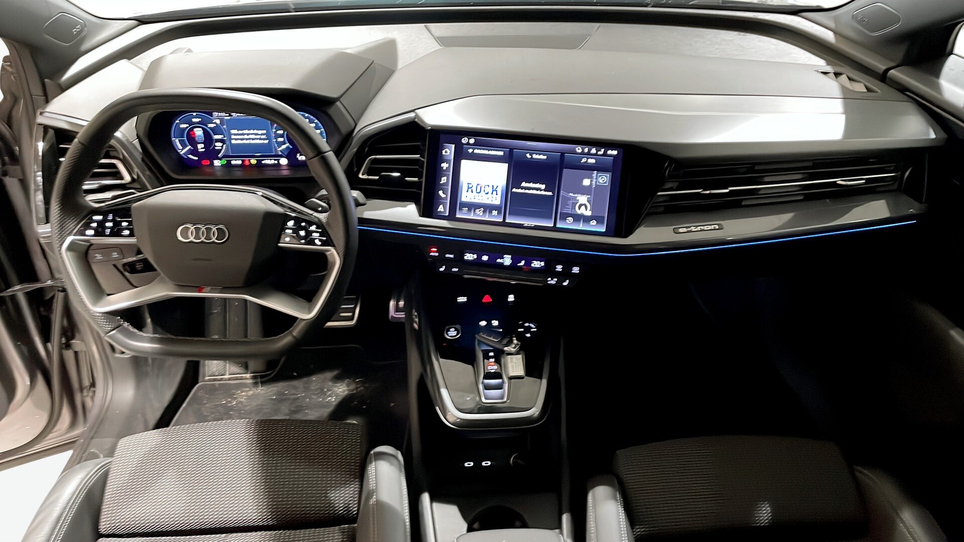 Bild som visar&nbsp;Audi Q4 Sportback e-tron&nbsp;Q4 Sportback 55 e-tron quattro S line 250,00 kW - för mer information kontakta din Audi Partner