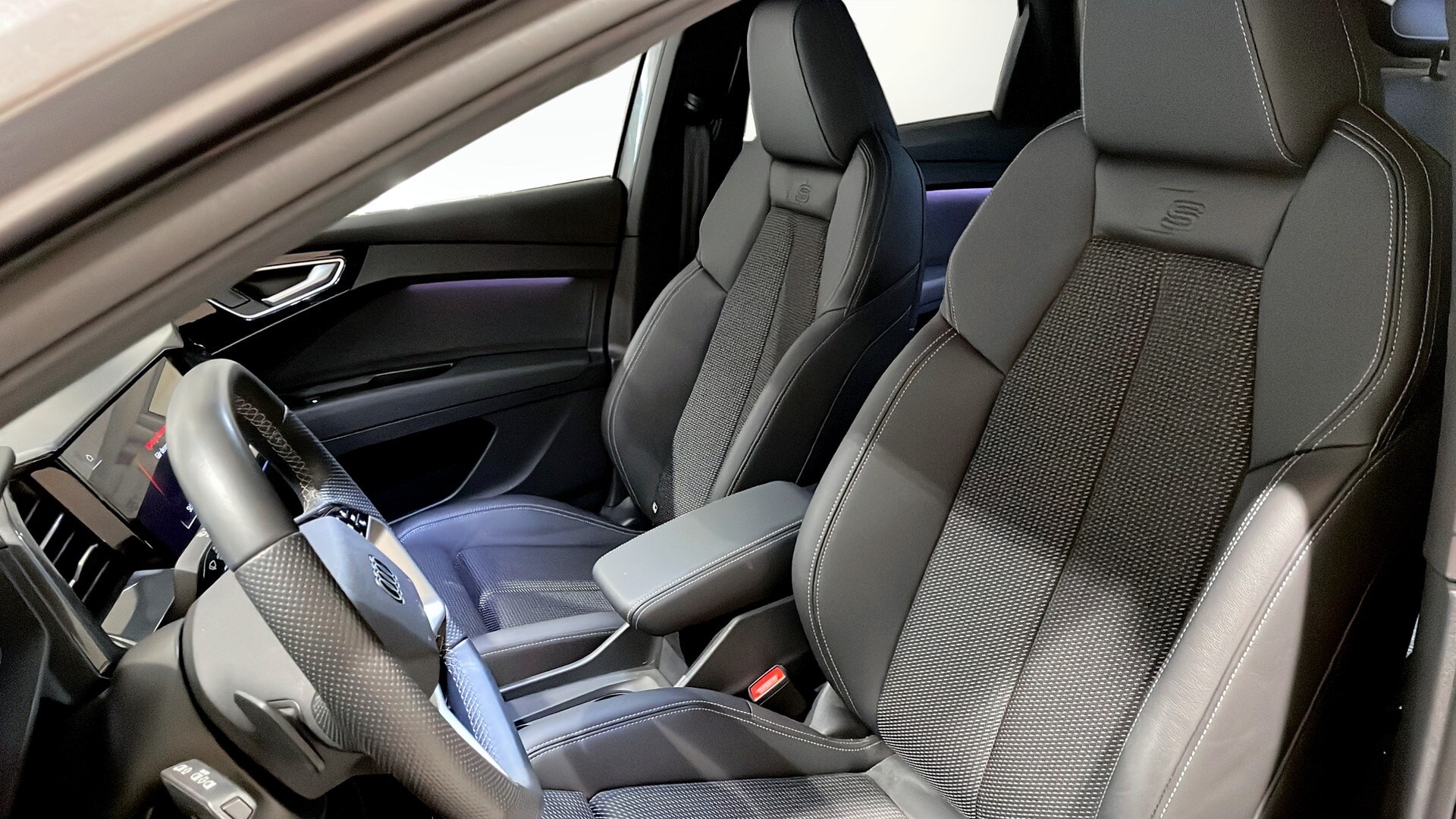 Bild som visar&nbsp;Audi Q4 Sportback e-tron&nbsp;Q4 Sportback 55 e-tron quattro S line 250,00 kW - för mer information kontakta din Audi Partner