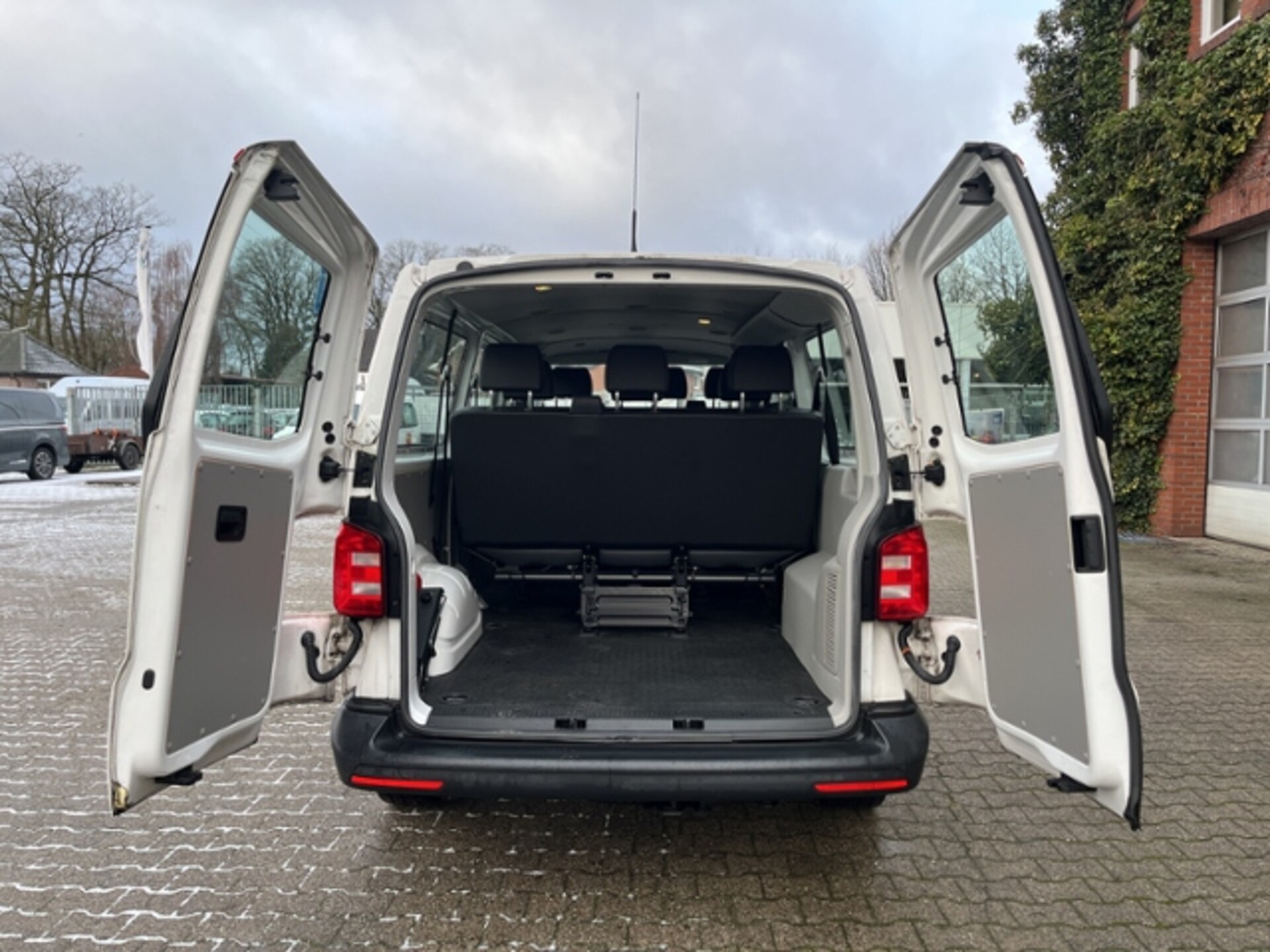 Volkswagen T6 Transporter Kombi langer Radstand