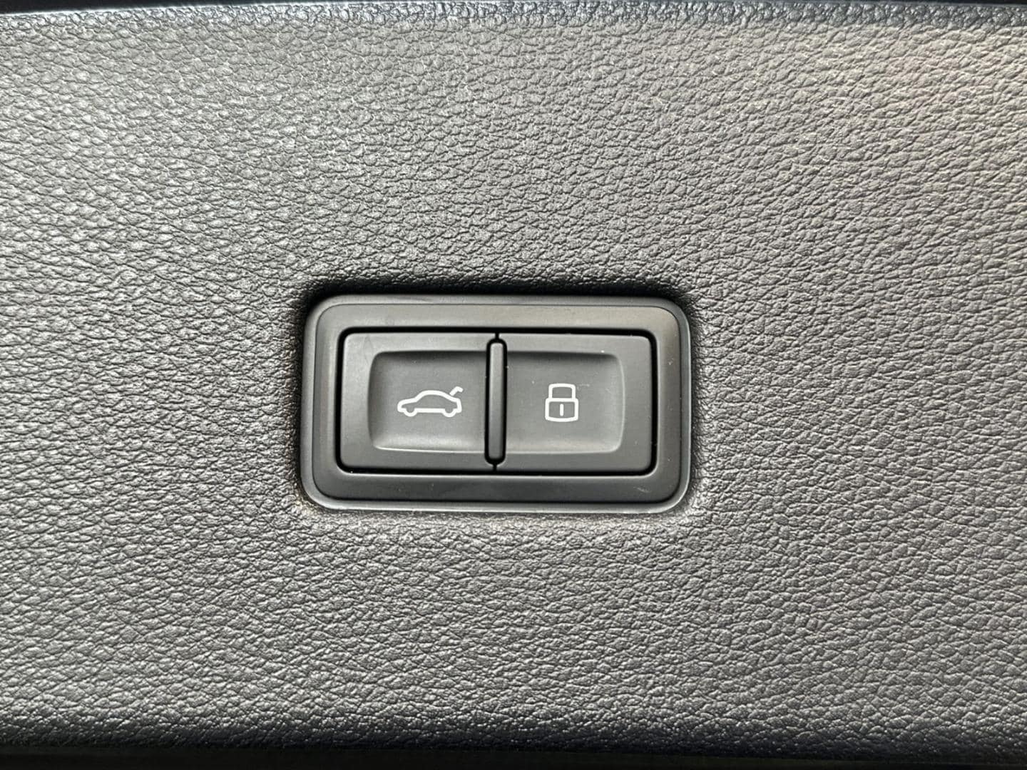 Bild über Audi Q8 SUV S line business TDI quattro 210 kW tiptronic - für weitere Informationen kontaktieren Sie den Audi Partner