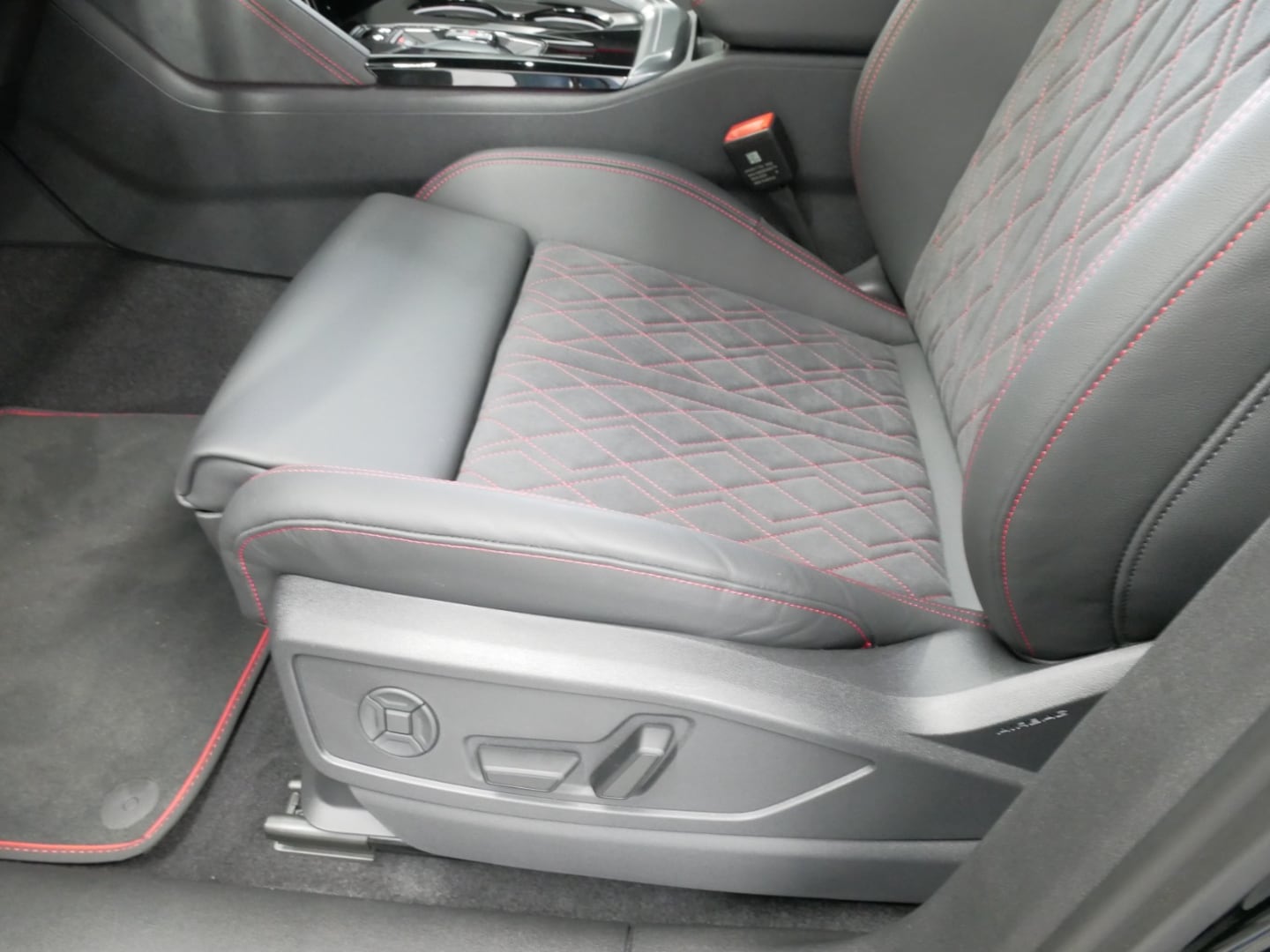 Bild über Audi Q5 SUV TDI quattro 150 kW S tronic - für weitere Informationen kontaktieren Sie den Audi Partner