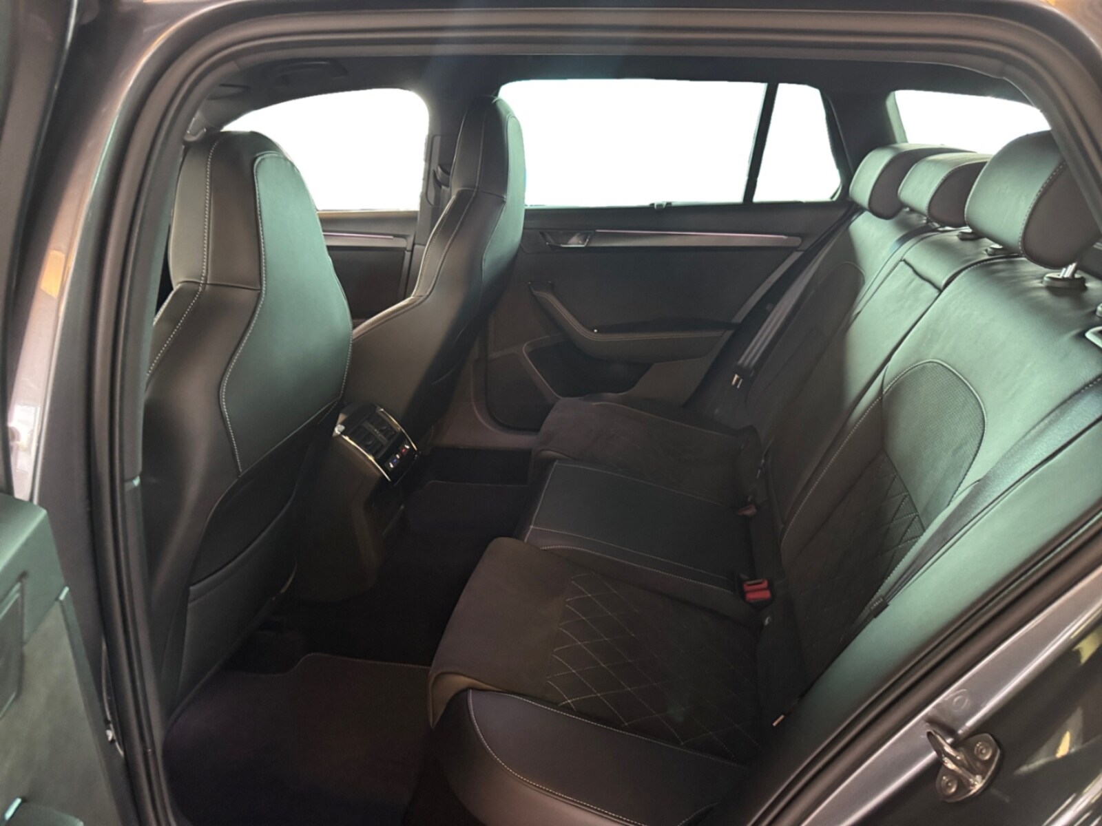 Škoda Superb Combi – Bild 9