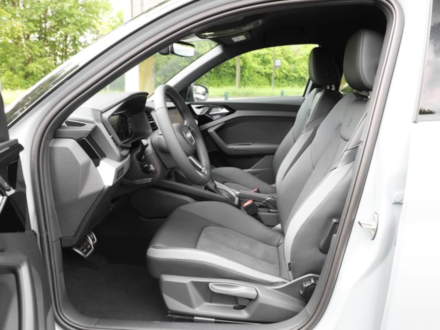 Bild über Audi A1 Sportback S line 40 TFSI S tronic - für weitere Informationen kontaktieren Sie den Audi Partner