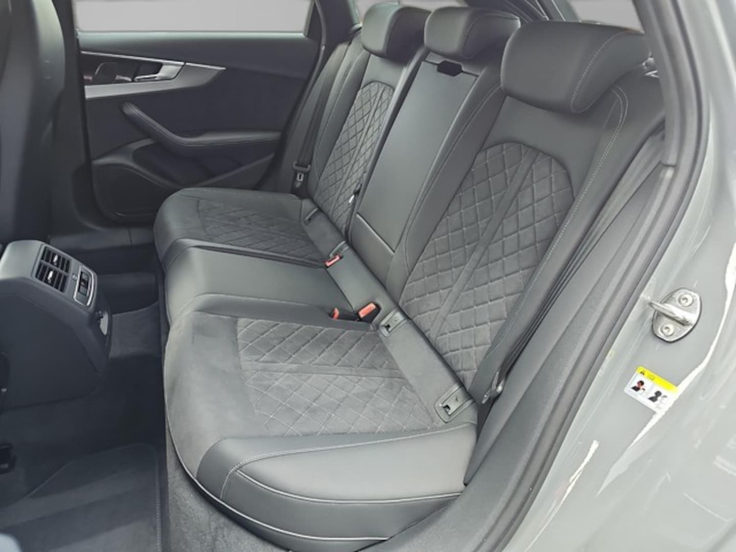 Bild über Audi RS 4 Avant TFSI quattro tiptronic - für weitere Informationen kontaktieren Sie den Audi Partner