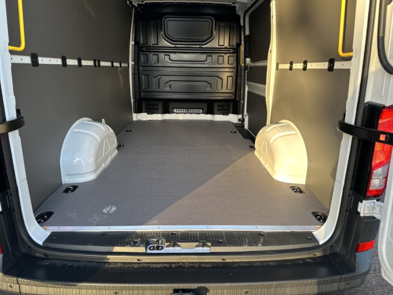 Volkswagen Crafter Kasten mittlerer Radstand – Bild 12