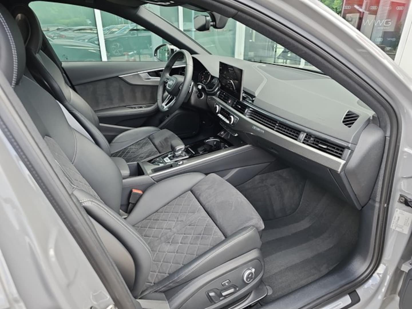 Bild über Audi RS 4 Avant TFSI quattro tiptronic - für weitere Informationen kontaktieren Sie den Audi Partner