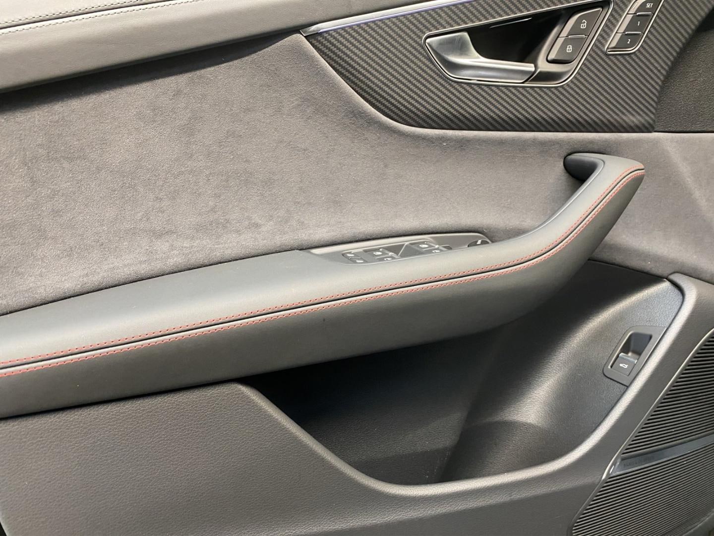 Bild über Audi RS Q8 SUV TFSI quattro 471 kW tiptronic - für weitere Informationen kontaktieren Sie den Audi Partner