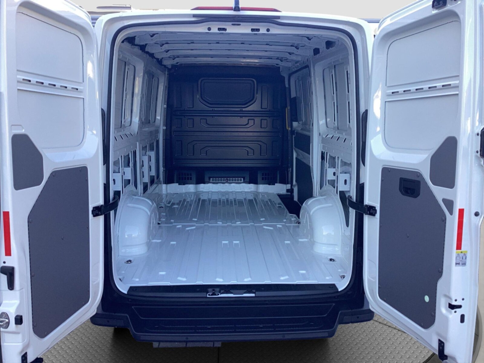 Volkswagen Crafter Kasten mittlerer Radstand – Bild 11