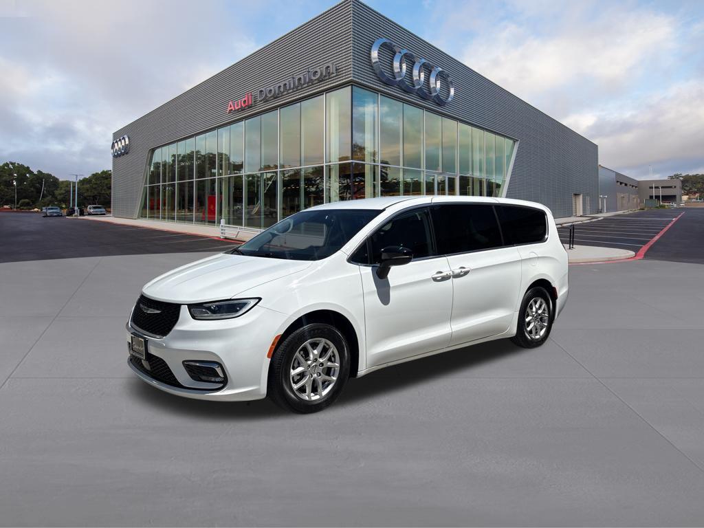2024 Chrysler Pacifica Touring L's photo