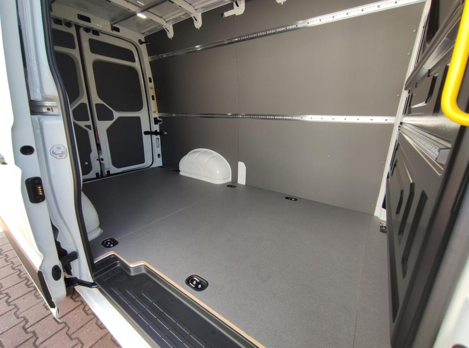 Volkswagen Crafter Kasten mittlerer Radstand – Bild 11