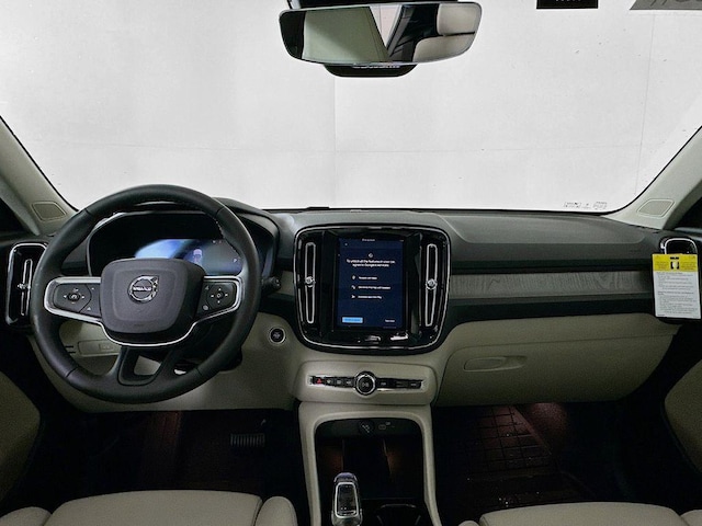 2025 Volvo XC40