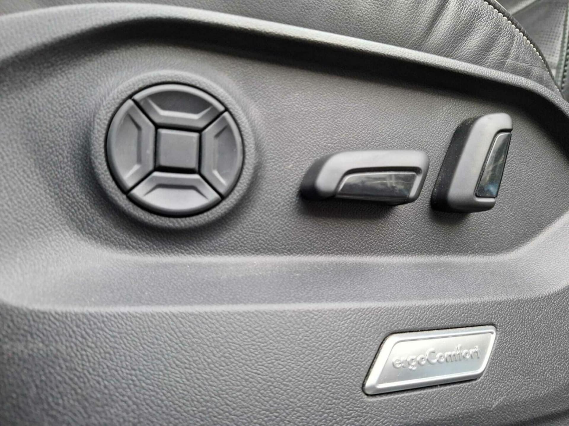 Volkswagen Touareg Model bazowy