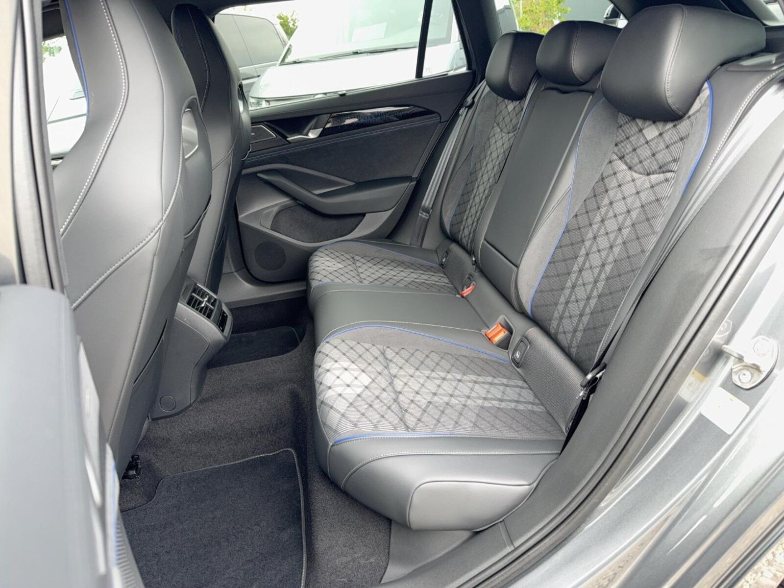 Volkswagen Passat – Bild 11