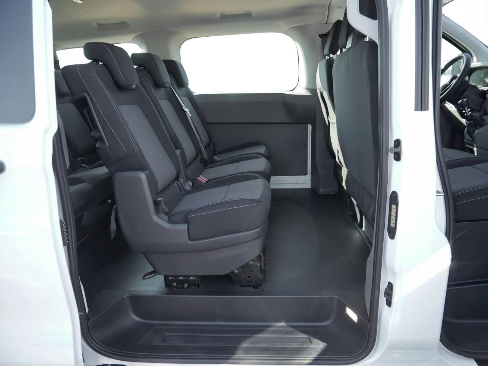 Volkswagen Transporter Kombi kurzer Radstand – Bild 15