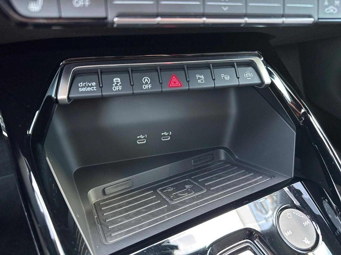 Bild über Audi RS 3 Limousine TFSI quattro S tronic - für weitere Informationen kontaktieren Sie den Audi Partner