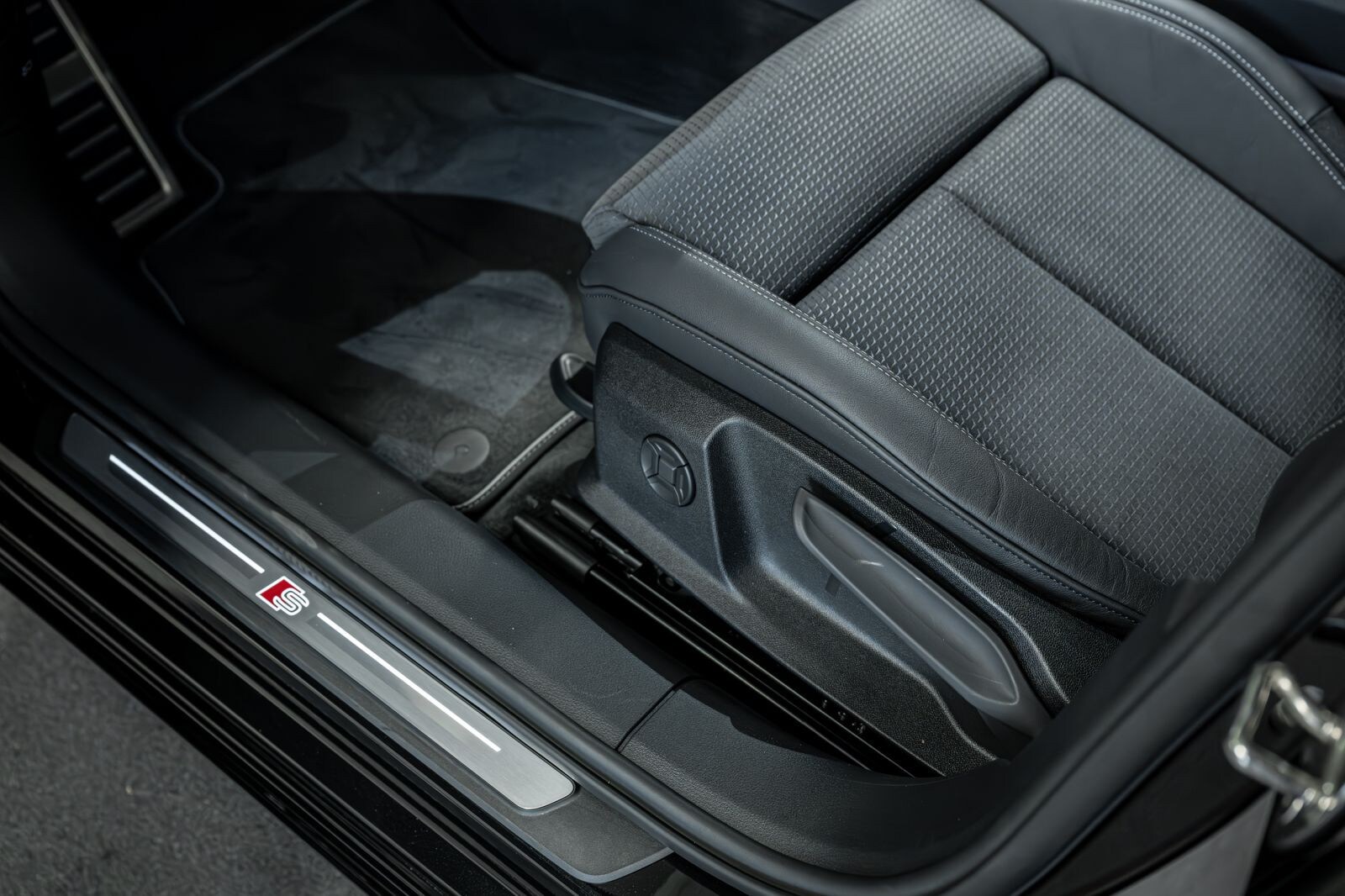Image about Audi A6 Avant S line 45 TDI quattro S tronic