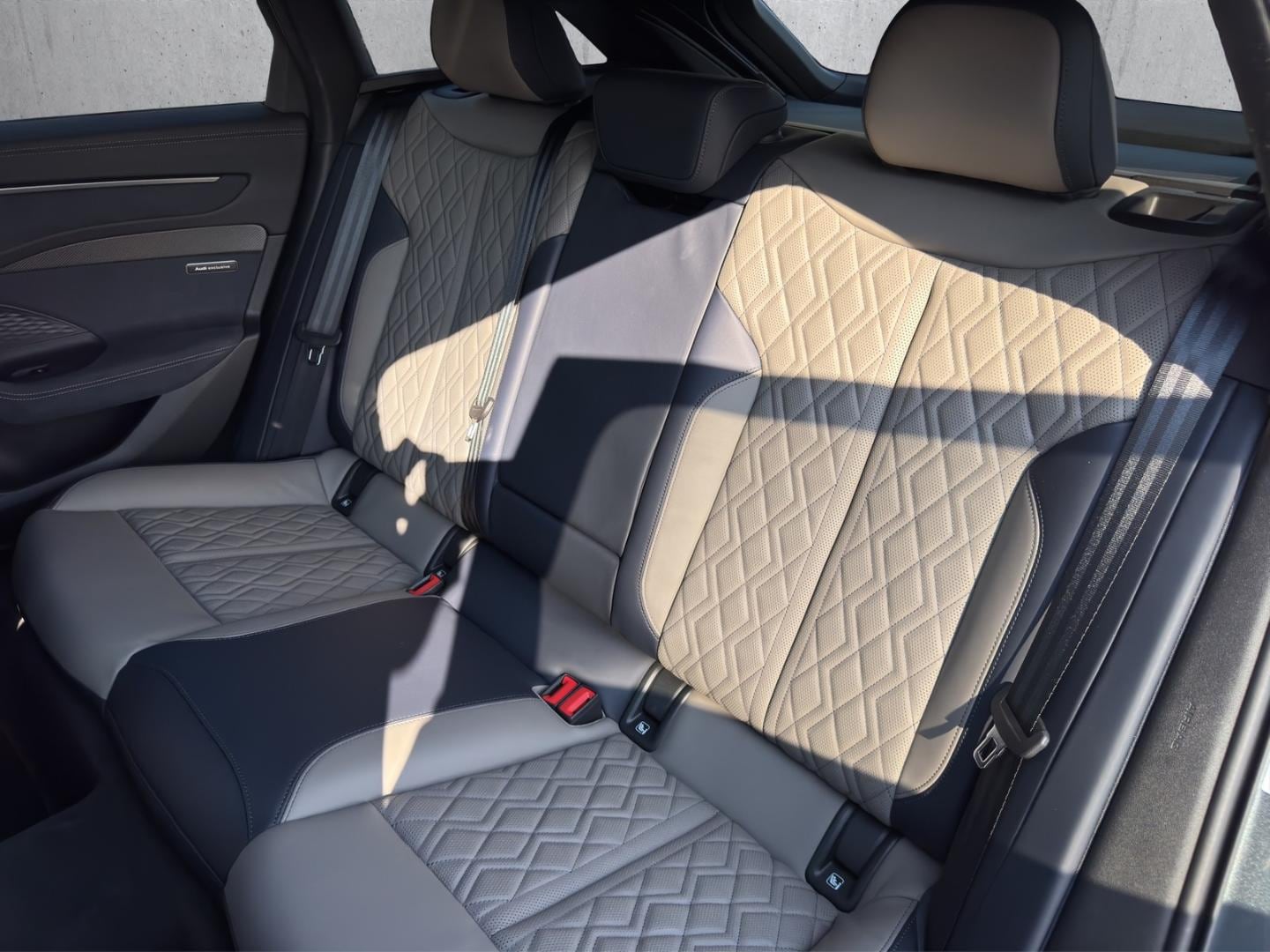 Bild über Audi A6 Avant TFSI quattro 270 kW S tronic - für weitere Informationen kontaktieren Sie den Audi Partner