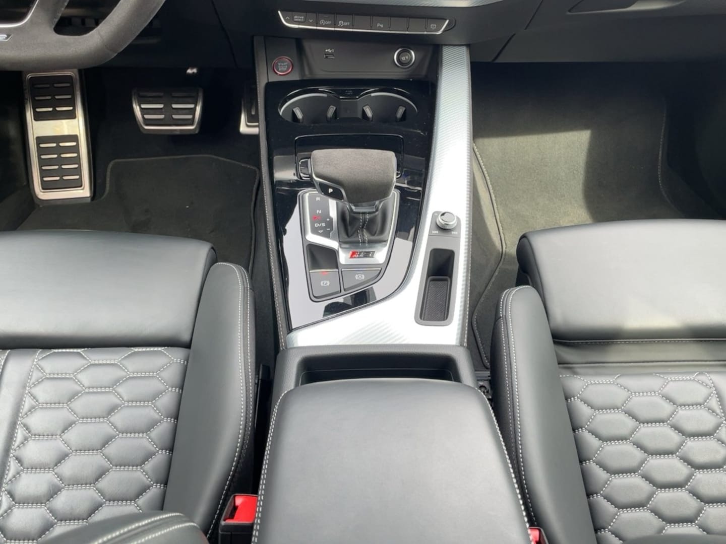 Bild über Audi RS 4 Avant TFSI quattro tiptronic - für weitere Informationen kontaktieren Sie den Audi Partner