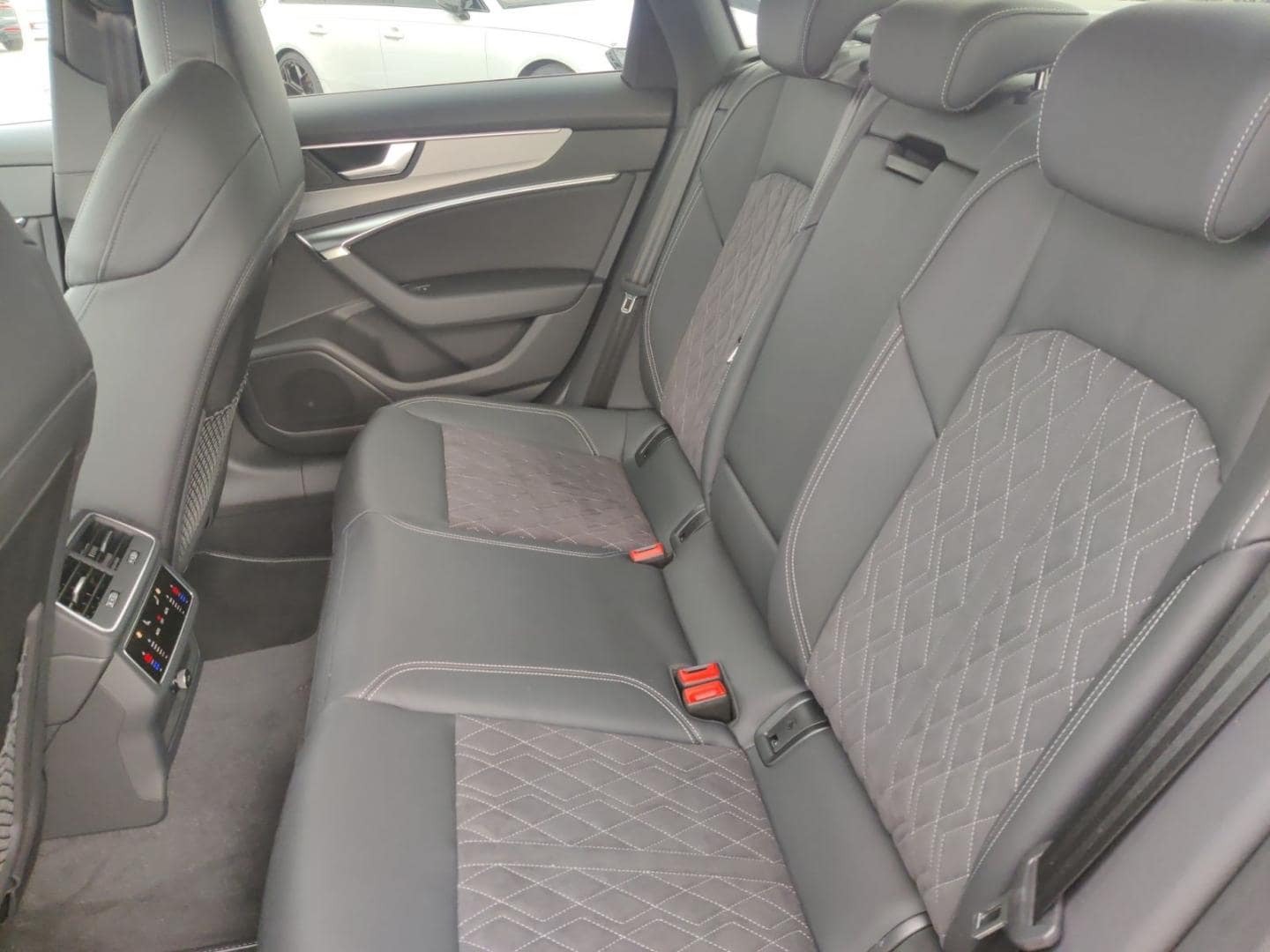 Bild über Audi S6 Limousine TDI quattro tiptronic - für weitere Informationen kontaktieren Sie den Audi Partner