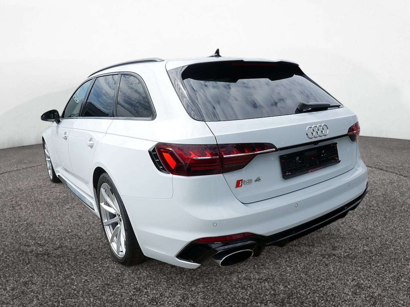 Bild über Audi RS 4 Avant TFSI quattro tiptronic - für weitere Informationen kontaktieren Sie den Audi Partner