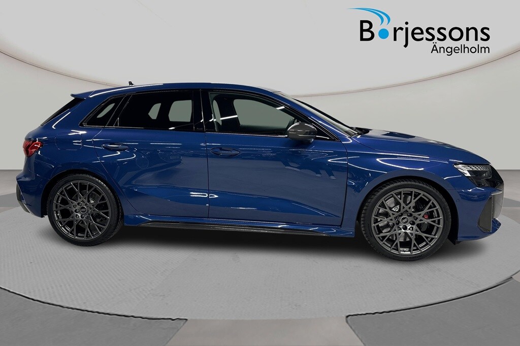 Bild som visar&nbsp;Audi RS 3 Sportback&nbsp;RS 3 Sportback 400 hk S tronic - för mer information kontakta din Audi Partner