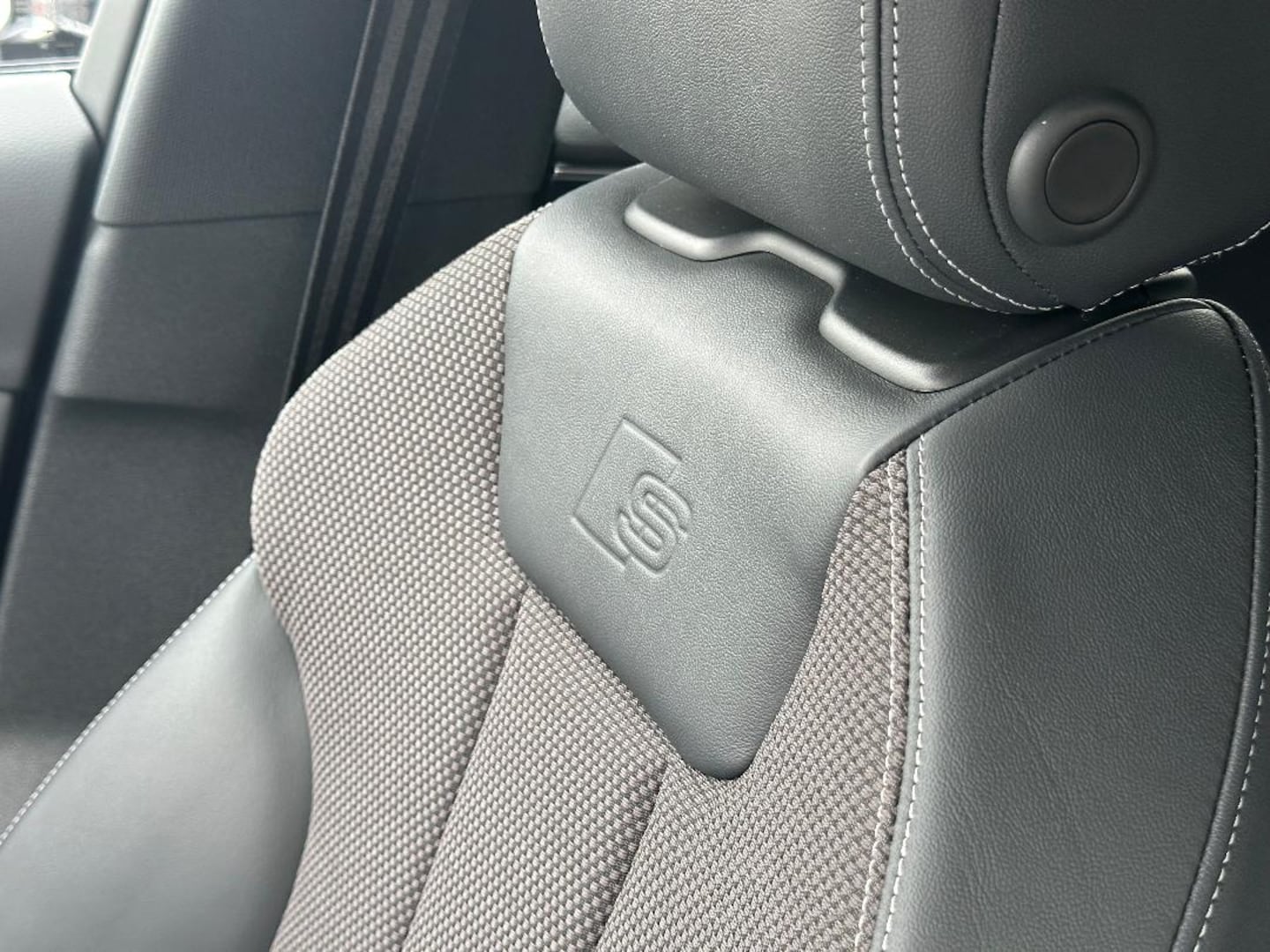 Bild über Audi A4 Avant S line 40 TFSI quattro S tronic - für weitere Informationen kontaktieren Sie den Audi Partner