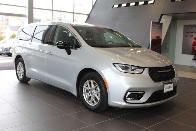Photo of 2024 Chrysler Pacifica