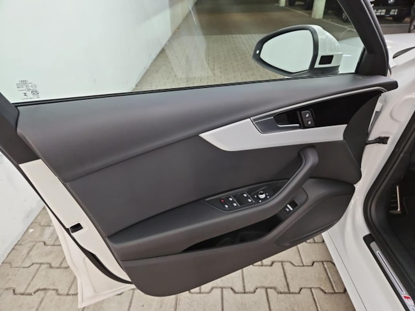 Bild über Audi A4 Avant S line 40 TFSI quattro S tronic - für weitere Informationen kontaktieren Sie den Audi Partner