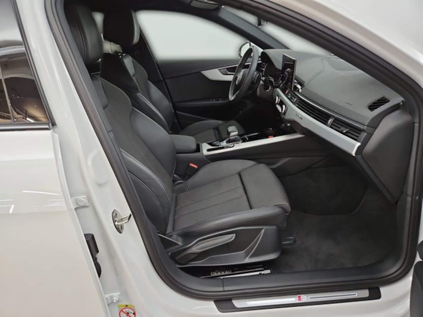 Bild über Audi A4 Avant S line 40 TFSI quattro S tronic - für weitere Informationen kontaktieren Sie den Audi Partner