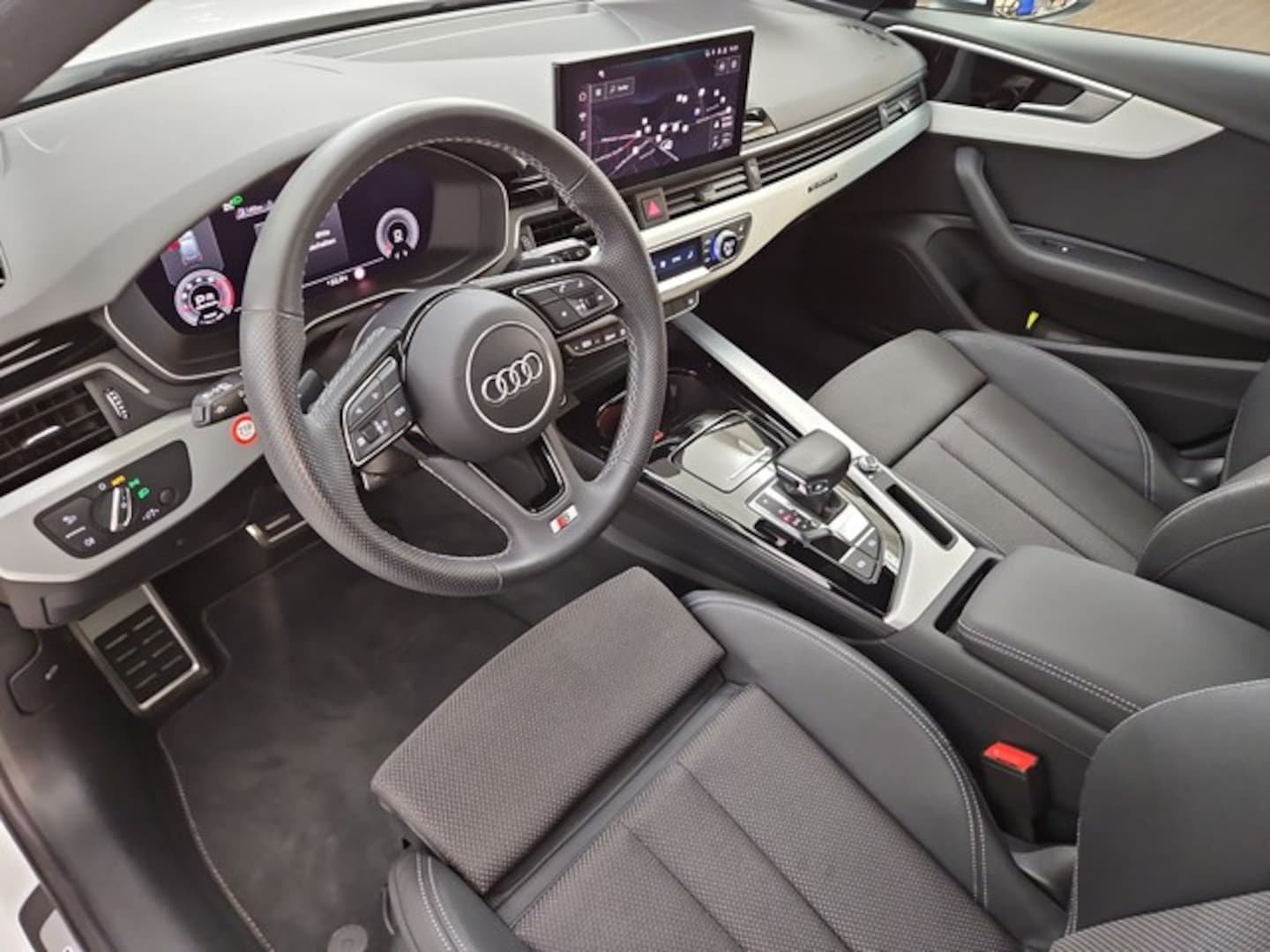 Bild über Audi A4 Avant S line 40 TFSI quattro S tronic - für weitere Informationen kontaktieren Sie den Audi Partner