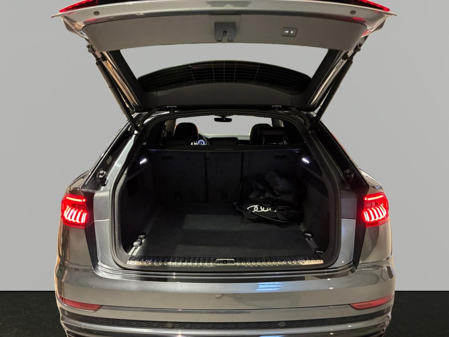 Bild som visar&nbsp;Audi Q8 TFSI e&nbsp;Q8 60 TFSI e quattro S line 462 hk tiptronic - för mer information kontakta din Audi Partner