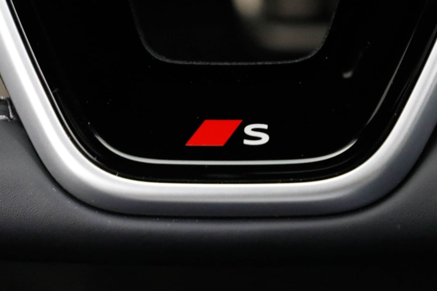 Bild über Audi A6 Avant TDI 150 kW S tronic - für weitere Informationen kontaktieren Sie den Audi Partner