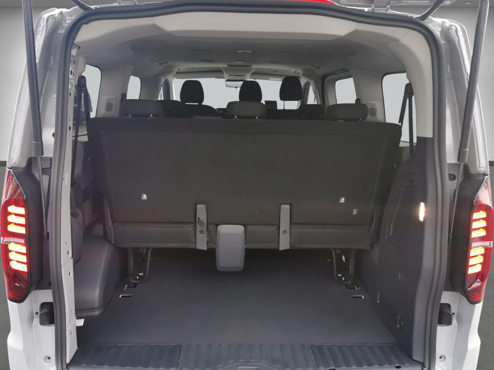 Volkswagen Transporter Kombi kurzer Radstand – Bild 14