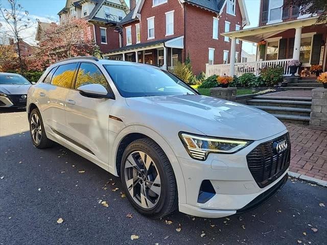 2023 Audi e-tron Premium's photo