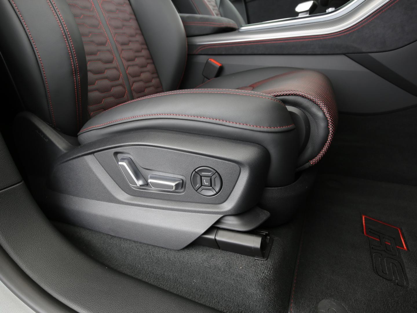Bild über Audi RS Q8 SUV TFSI quattro 471 kW tiptronic - für weitere Informationen kontaktieren Sie den Audi Partner
