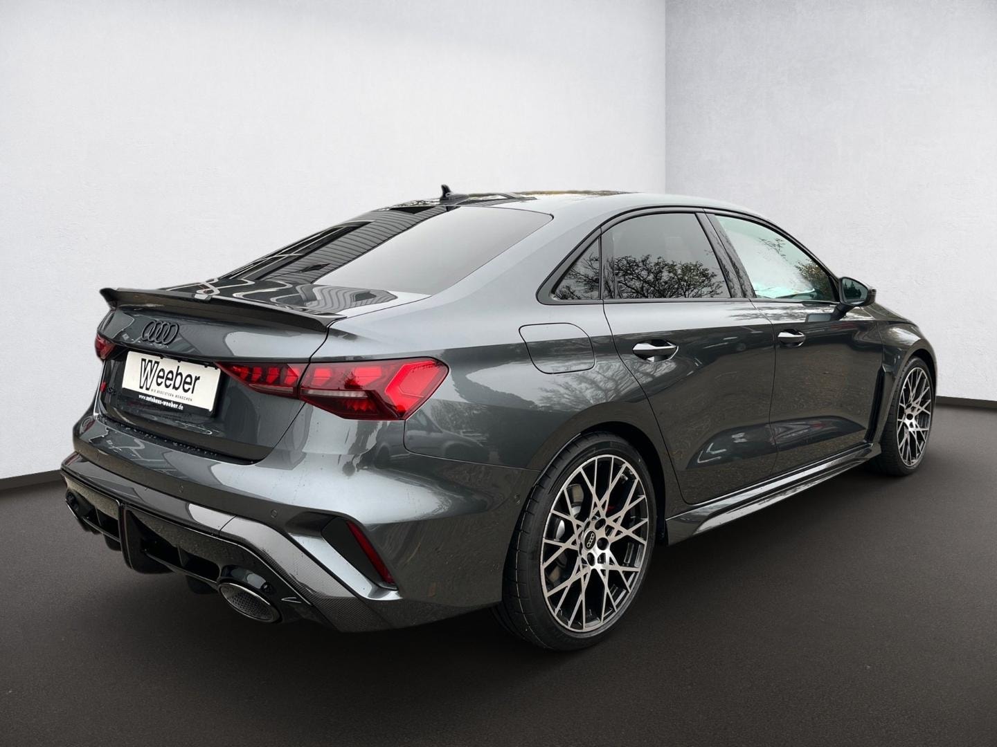 Bild über Audi RS 3 Limousine TFSI quattro S tronic - für weitere Informationen kontaktieren Sie den Audi Partner