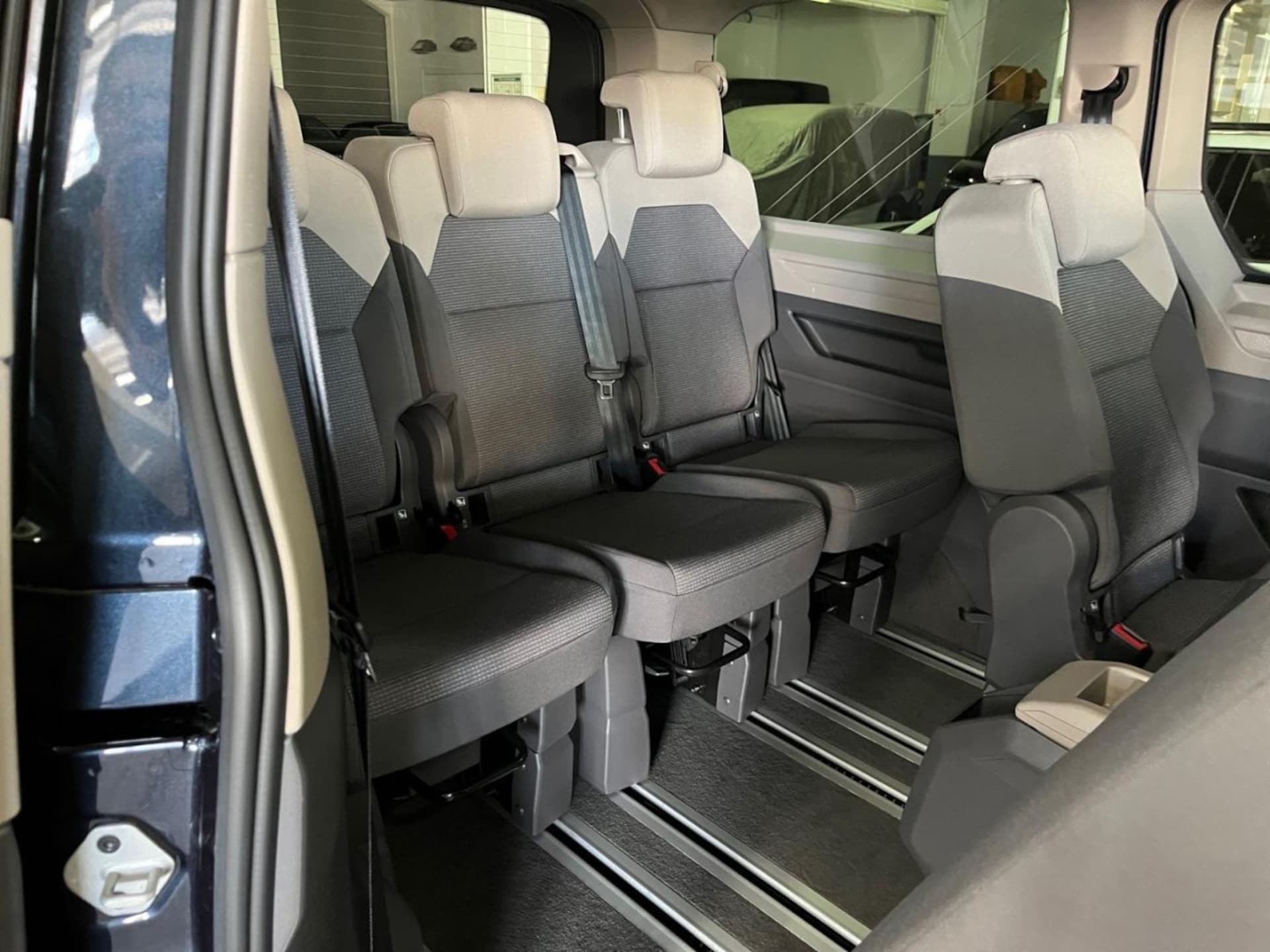 Volkswagen Multivan Langversion Basis-Modell