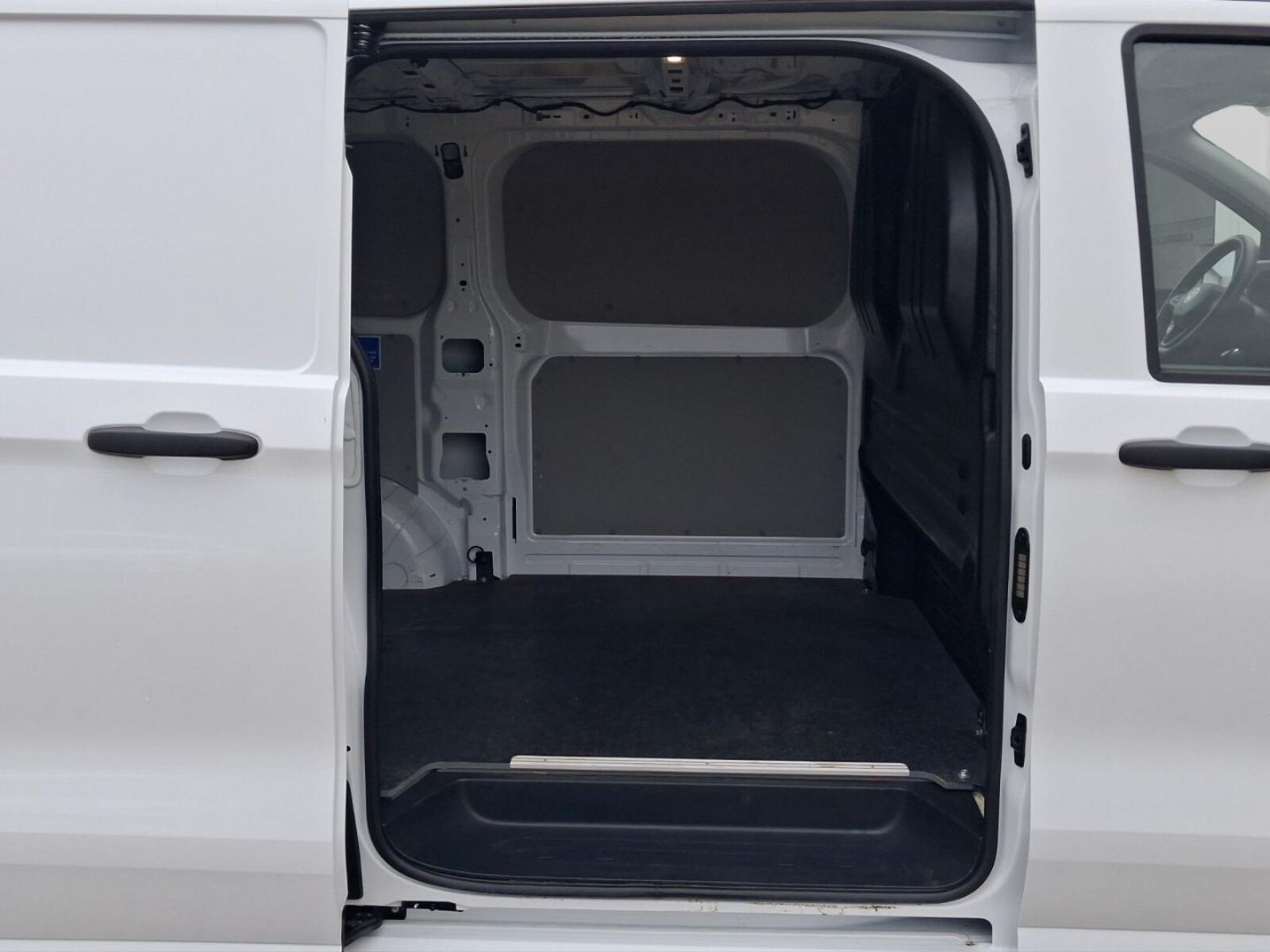 Volkswagen Transporter Kasten kurzer Radstand – Bild 18