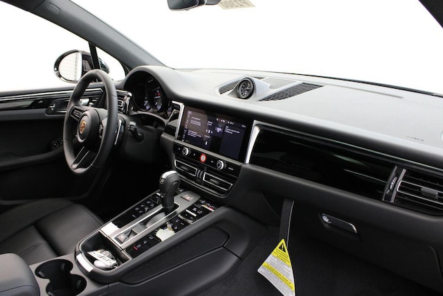 2025 Porsche Macan Base - Photo 17