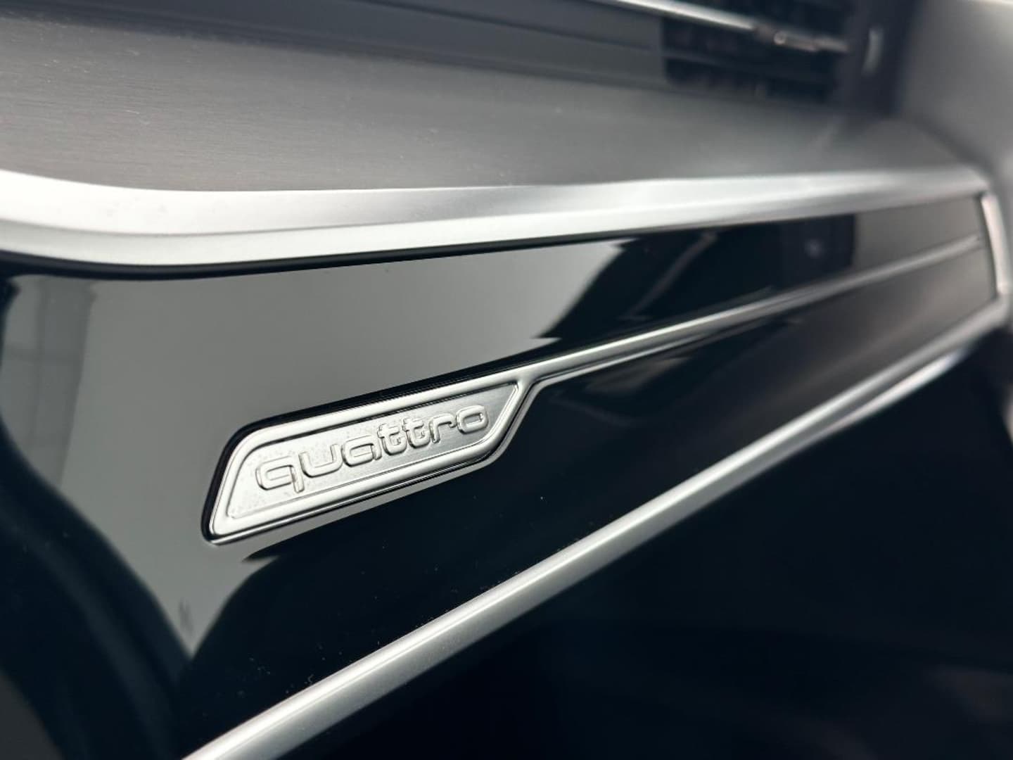 Bild über Audi S6 Avant TDI quattro tiptronic - für weitere Informationen kontaktieren Sie den Audi Partner