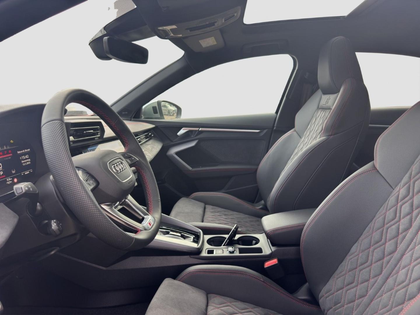 Bild über Audi S3 Limousine TFSI quattro S tronic - für weitere Informationen kontaktieren Sie den Audi Partner