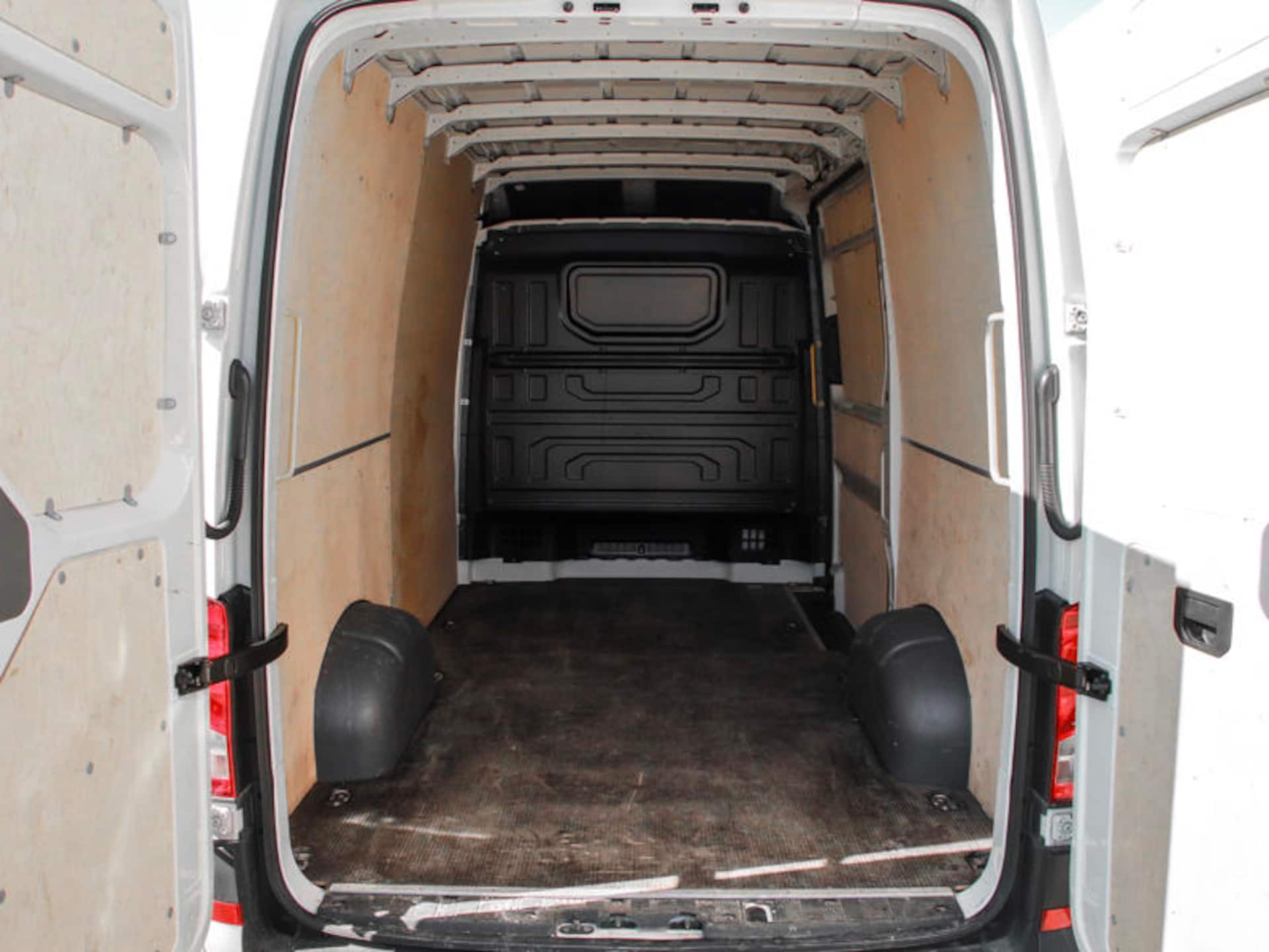 Volkswagen Crafter Furgon średni rozstaw osi