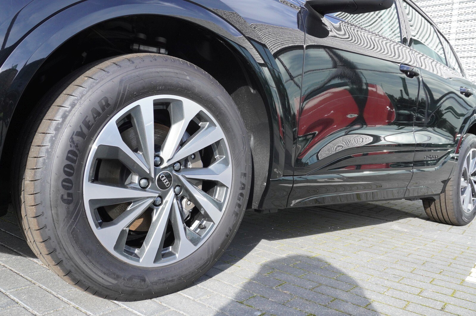 Image about Audi Q6 SUV e-tron e-tron quattro