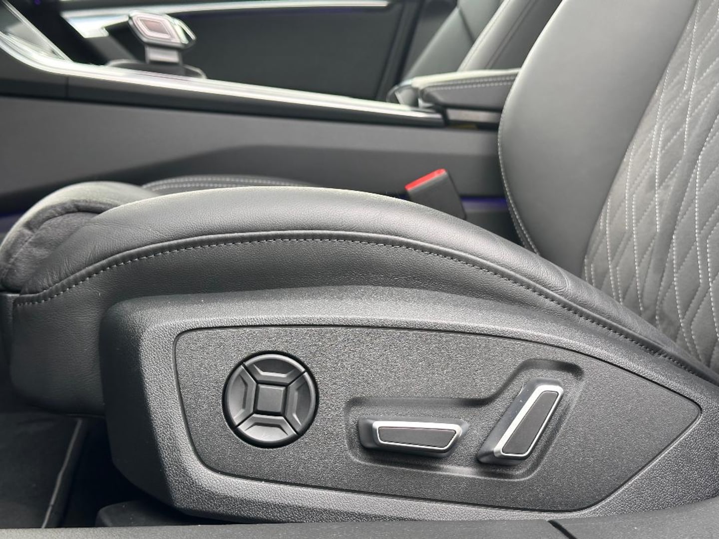 Bild über Audi S6 Avant TDI quattro tiptronic - für weitere Informationen kontaktieren Sie den Audi Partner